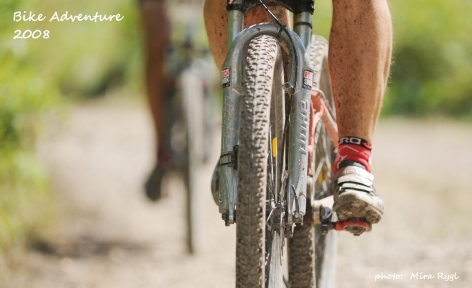 Schlammspritzern kommen Radfahrer nicht aus – nur Vorsicht, dass man Sie beim Fotografieren nicht überrollt! Autor: Mira Rýgl