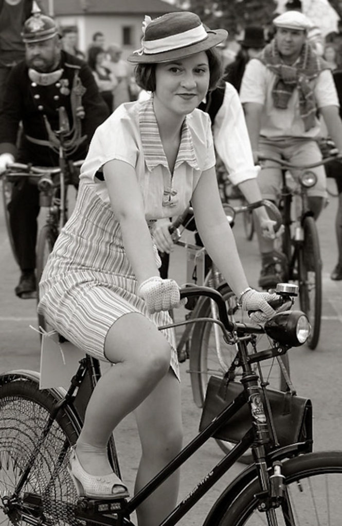 Eleganz auf dem Rad. Die zeitgenössische Kleidung und die Schwarz-Weiß-Färbung verleihen dem Bild die perfekte Retroatmosphäre. Foto: Jakub Kencl