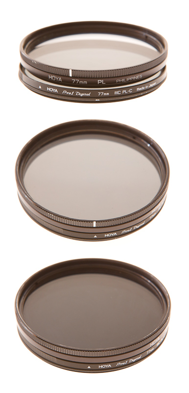 Linearer und zirkularer Polarisationsfilter. In der Mitte so gedreht, dass die Markierungsstriche übereinstimmen (gleiche Polarisationsebene), unten im 90° Winkel gedreht
