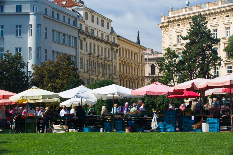 Marktaufnahme nur mit Polarisationsfilter, Belichtungsdauer 1/10 Sekunden. Canon 5D Mark III, Canon EF 70-200/2.8 IS II, 1/10 s, F16, ISO 100, Brennweite 75 mm