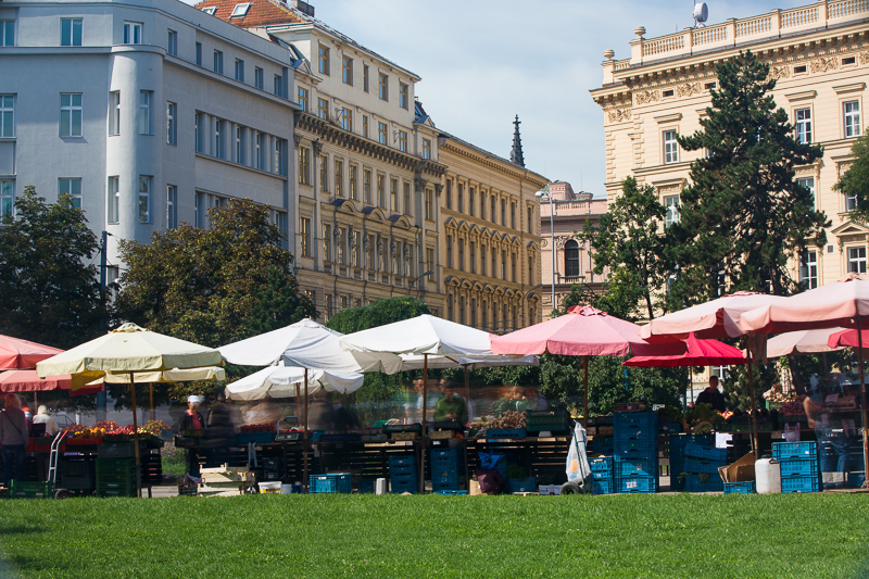 Marktaufnahme mittels zweier, zueinander leicht gedrehter Polarisationsfilter. Verlängerung der Belichtungsdauer von 1/10 auf 4 Sekunden. Canon 5D Mark III, Canon EF 70-200/2.8 IS II, 4 s, F16, ISO 100, Brennweite 75 mm