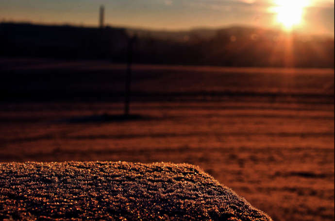 Auch eine minimalistische Komposition schadet nicht. Das weiche Licht des Sonnenuntergangs lässt die Schneekristalle im Vordergrund hervorkommen. Autor: Klára Moučková Photography