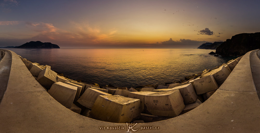Das Meer vor dem Sonnenaufgang.