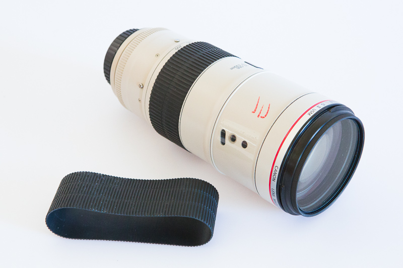 Montageöffnungen unter dem abmontierten Objektivring (diesen kann man mittels Bankomat- oder sonstiger Karte recht leicht entfernen und somit auch leicht mit Wasser abwaschen).