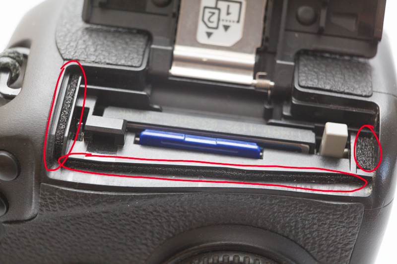 Dichtung unter der Kartenöffnung beim Canon 5D Mark III.