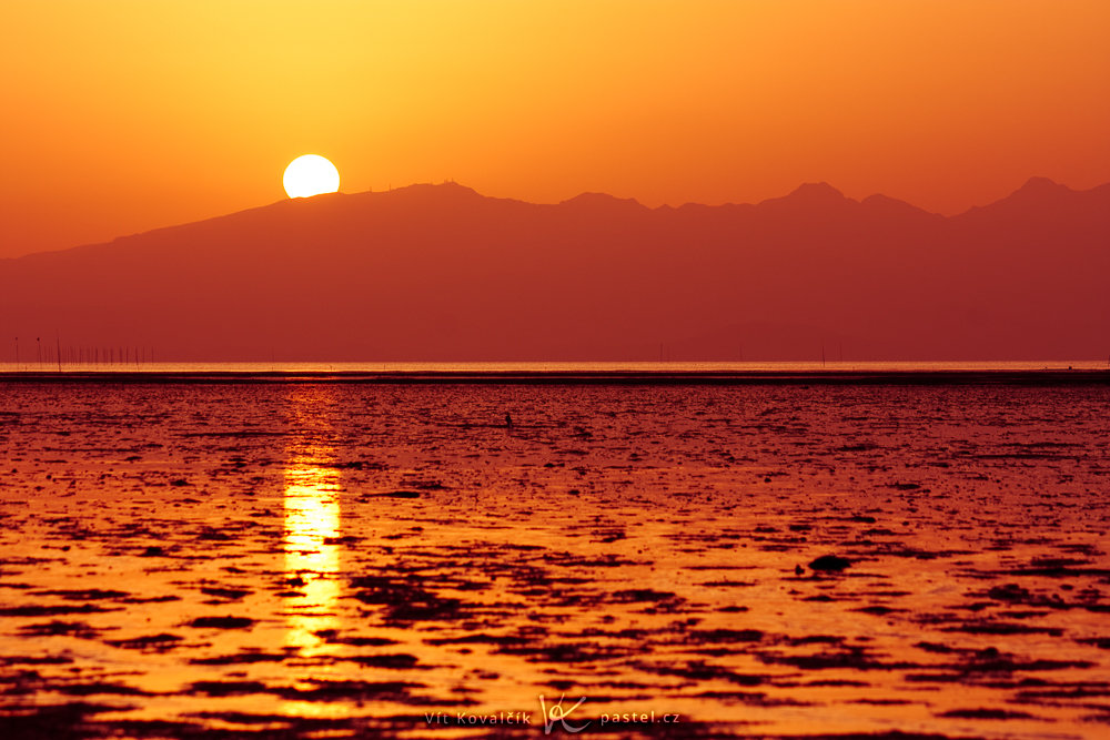 Die Sonne zwischen dem Bergumrissen. Canon 40D, Canon EF-S 55–250/4–5,6 IS, 1/80 s, f/10, ISO 200, Brennweite 123 mm