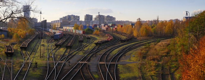 Der Weg verschwindet in der Ferne… Obwohl Bahnhöfe manchmal fast zu industriell wirken, entstehen dennoch aufgrund der vielen Gleise, die als Leitlinien in der Komposition dienen können, wirkungsvolle Bilder. Autor: Irena Brožová