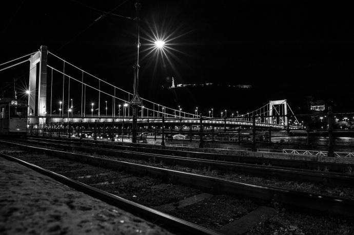 Der Vorteil von Nachtfotos sind außerdem die menschenleeren Szenen und die einzigartige Atmosphäre. Autor: Zdenour