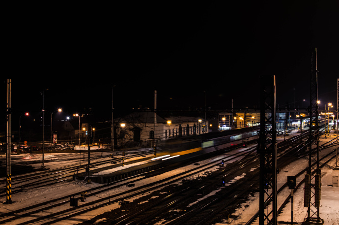 Städte sind voll interessanter Orte und Geschichten. Bahnhöfe etwa leben bei Nacht ihr ganz eigenes Leben. Autor: SORT