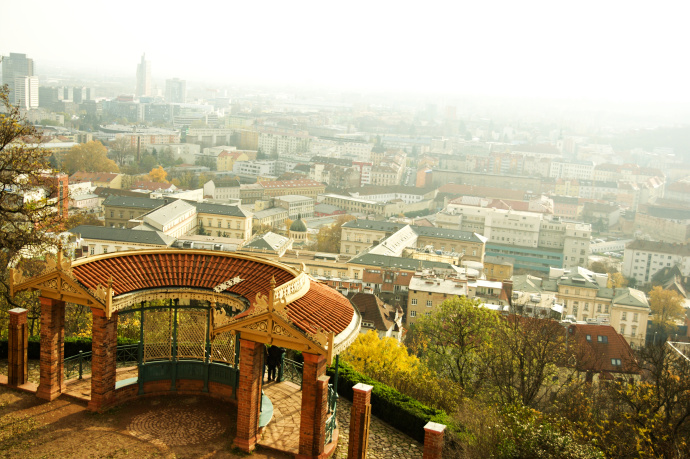 Der farbenfrohe nebelige Herbst hat seinen ganz besonderen Zauber, trotz des geneigten Horizonts. Autor: misa.dasty