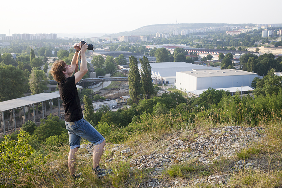 Dank der Aufnahme durchs Display können Sie Auf- oder Untersichten ausnutzen, ohne eine Leiter zu benötigen oder sich hinlegen zu müssen.