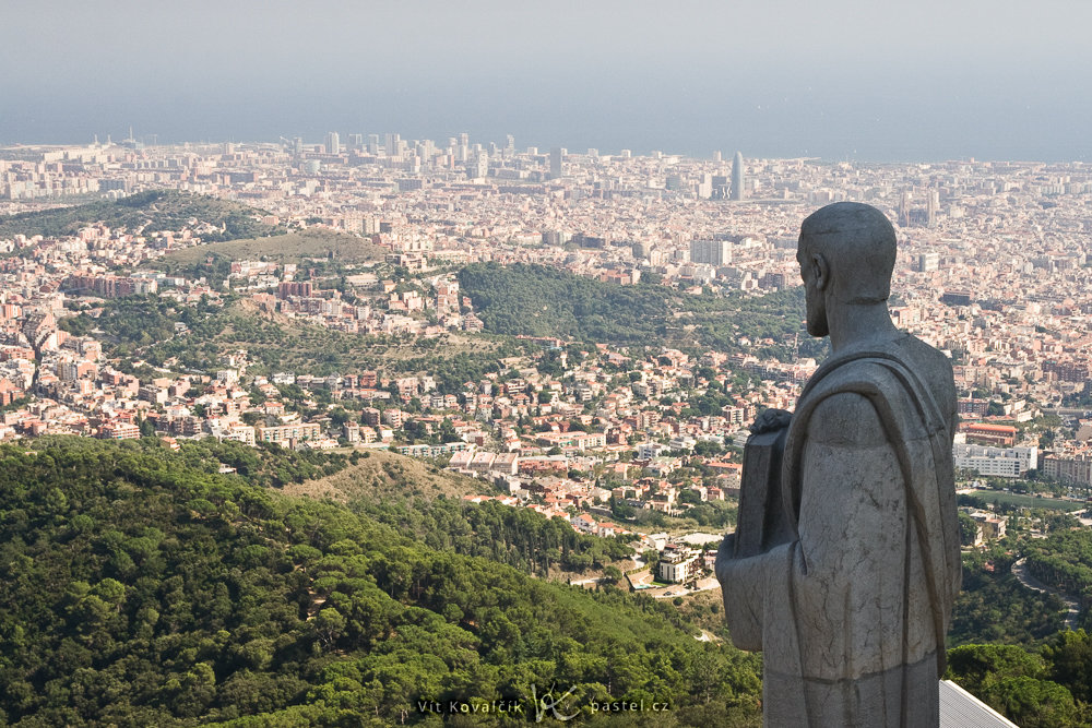 Barcelona mit einer Skulptur. Canon 350D, Sigma 18-50/2.8, 1/60 s, f/13, ISO 200, Brennweite 43 mm