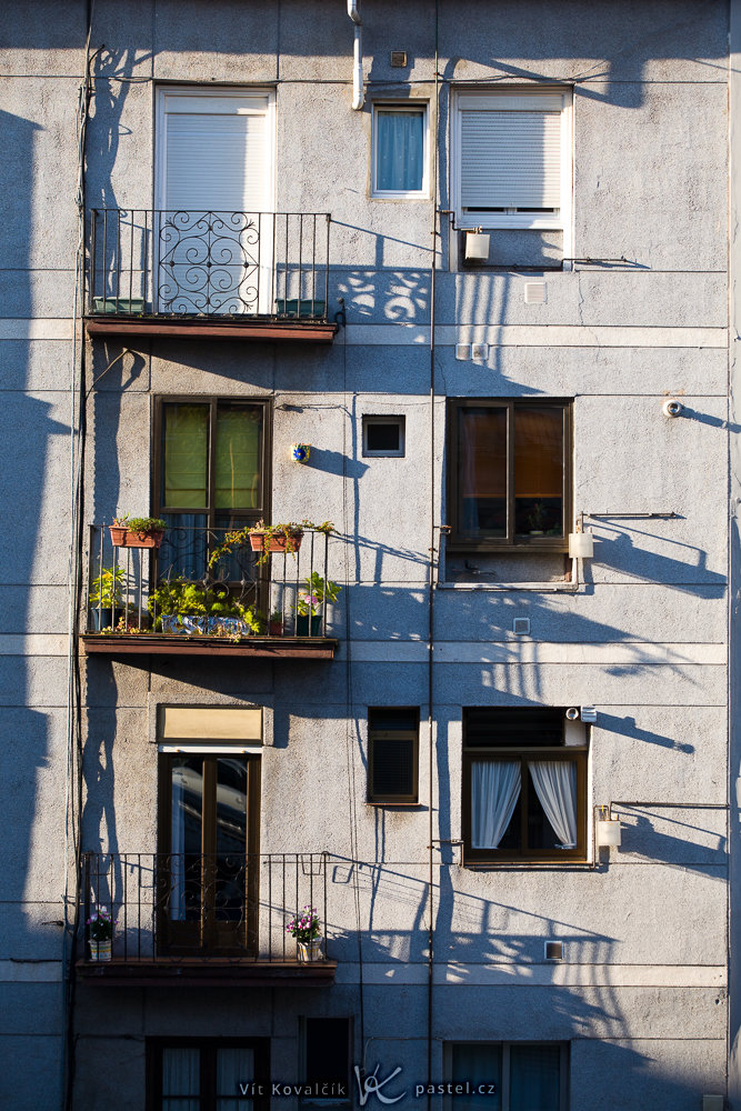 Die Fassade eine Hauses mit scharfen Schatten beim Sonnenuntergang. Canon 5D Mark II, Canon EF 70-200/2.8 IS II, 1/100 s, f/4.5, ISO 160, Brennweite 110 mm