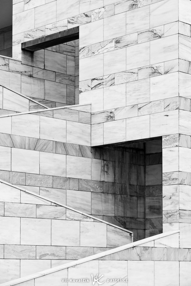 Geometrische Muster eines Ein- und Ausgangs. Canon 5D Mark II, Canon EF 70-200/2,8 IS II, 1/80 s, f/6.3, ISO 25, Brennweite 100 mm