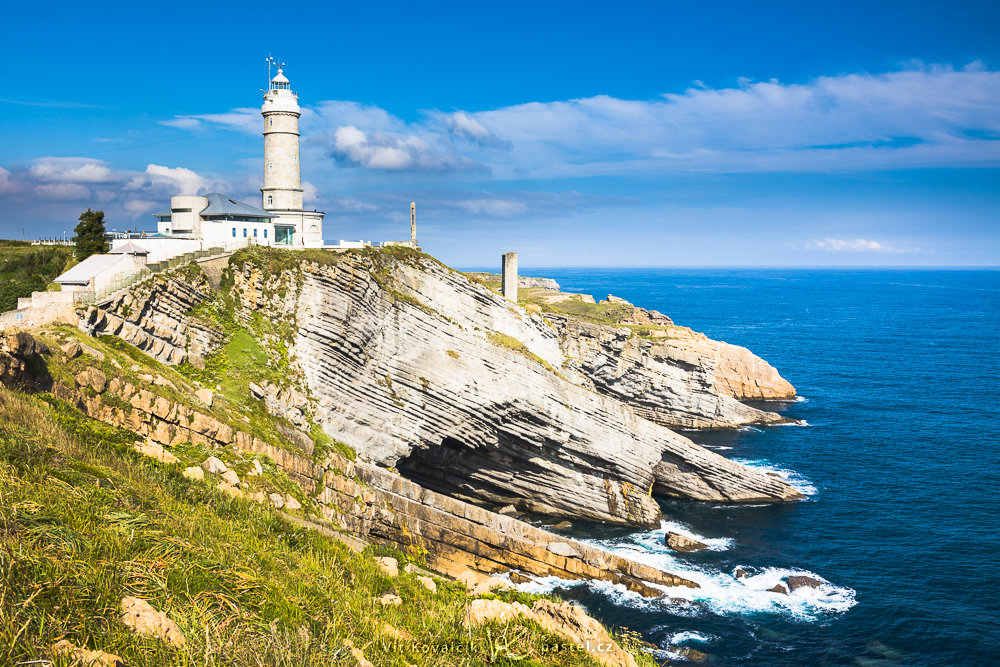 Der Leuchtturm Cabo Mayor am Rande der Stadt Santander. Canon 5D Mark II, Canon EF 16-35/2.8 II, 1/80 s, f/7.1, ISO 100, Brennweite 28 mm