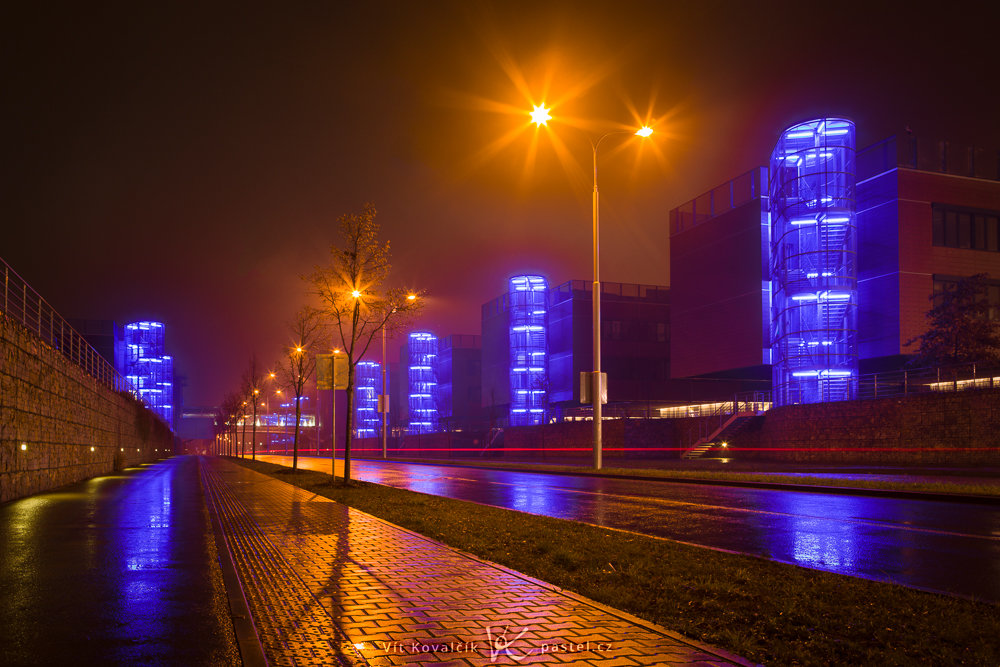 Die Stadt bei Nacht. Diesmal von einer niedrigen Ebene aus. Canon 5D Mark III, Canon EF 24-70/2.8, 30 s, f/13, ISO 100, Brennweite 28 mm