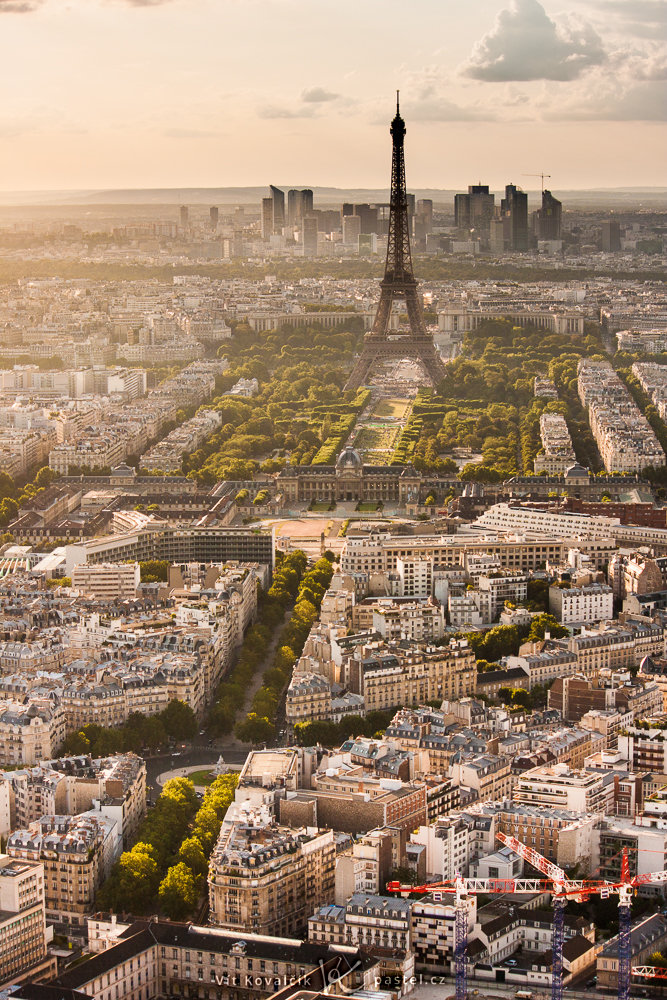 Ausblick auf Paris vom Montparnasse Turm. Canon 40D, Canon EF-S 55-250/4-5.6 IS, 1/100 s, f/8, ISO 100, Brennweite 55 mm