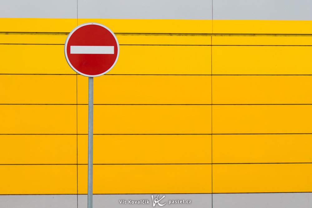 Schild und Mauer. Canon 5D Mark III, Canon EF 100/2.8 Macro IS, 1/200 s, f/5.6, ISO 100, Brennweite 100 mm