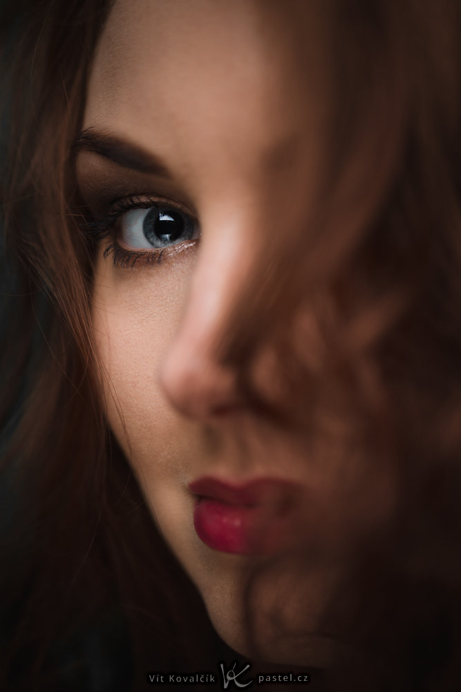 Das nähere Auge ist verdeckt, daher fokussieren wir auf das andere Auge. Dies ist besonders wichtig, weil die Nase und die Lippen bereits stark unscharf sind.