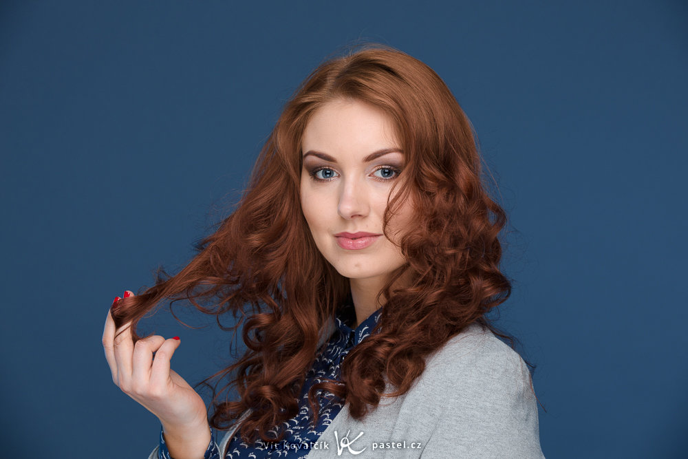 Der Körper ist leicht zur Kamera gedreht. Das Model wendet jedoch gleichzeitig ihren Kopf von der Kamera ab. So wirkt das Bild gleich viel angenehmer.