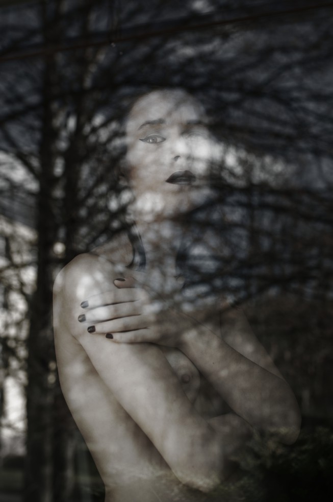 Neben dem Portrait sieht man auf dem Foto auch das Abbild eines Baumes. Sowohl die Bildkomposition, als auch der Aufnahmewinkel wurden sorgfältig ausgewählt. Foto: Majo Elias