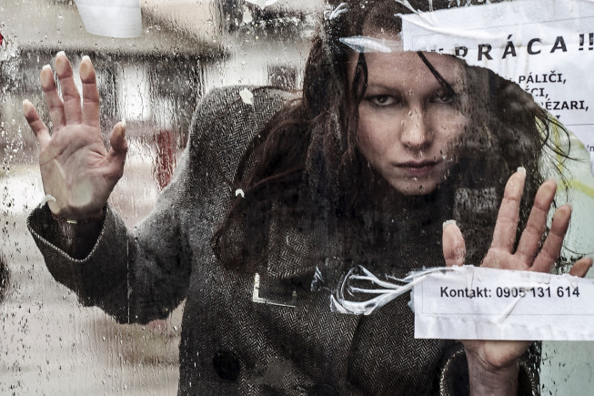 Die Regentropfen formen auf dem Glas eine interessante Struktur. Das zerrissene Schild mit der Aufschrift „Arbeit“ gibt dem Foto eine Geschichte . Foto: Majo Elias