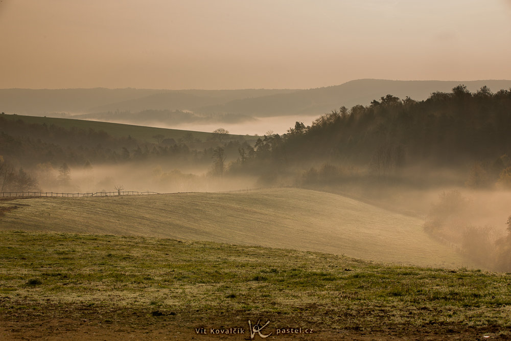 Morgennebel auf den Hügeln. Canon 5D Mark III, Canon EF 70-200/2.8 IS II, 1/125 s, F13, ISO 100, Brennweite 88 mm