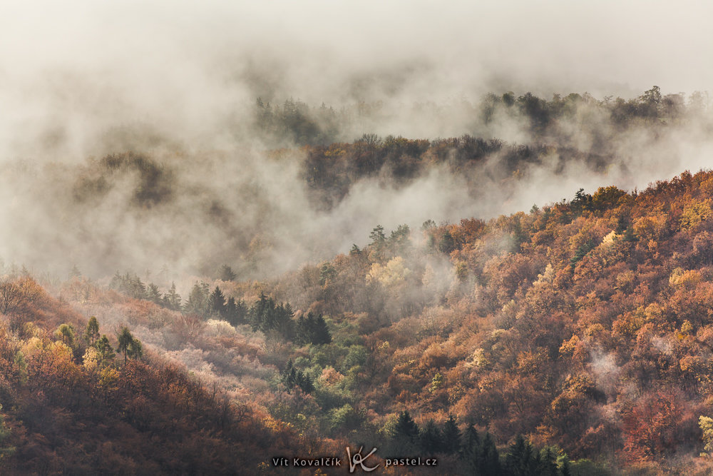 Kleiner Ausschnitt aus einer wolkenbedeckten Landschaft. Es war notwendig sowohl den Kontrast als auch die Farbsättigung stark zu erhöhen, damit die Hügel besser ersichtlich werden. Canon 5D Mark II, Canon EF 70-200/2.8 IS II, 1/400 s, F8, ISO 100, Brennweite 165 mm