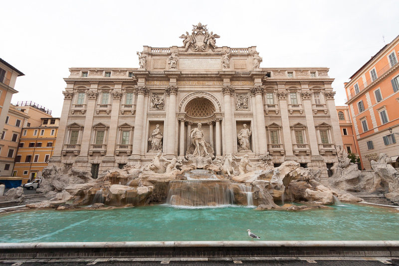 So wurde die Fontäne de Trevi von der Kamera aufgenommen. Es scheint, als ob der obere Bereich schmäler wäre, als der untere und er somit gewissermaßen nach hinten kippen würde. Canon 40D, Canon EF-S 10-22/3,5-4,5, 1/5 s, F8,0, ISO 100, Brennweite 10 mm