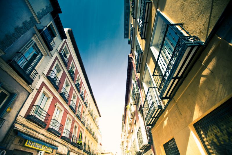Eine Straße in Spanien mit extremer Perspektive. Canon 5D Mark II, Canon EF 16-35/2,8, ISO 100, Brennweite 16 mm