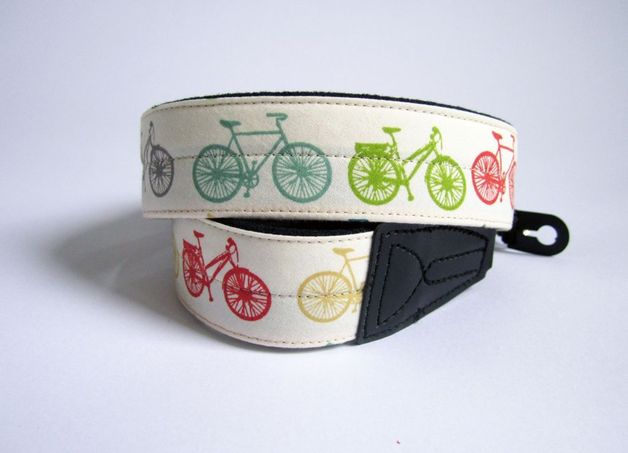 Textilgurte für Kompaktkameras (und Spiegelreflexkameras) sind in vielen Variationen zum Preis von cca. 15 € erhältlich. (de.dawanda.com - Unique pieces)