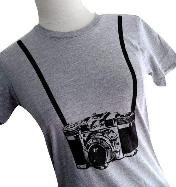 T-Shirts mit Kameramotiven für begeisterte Fotografinnen 11.62 € (etsy.de - theboldbanana)