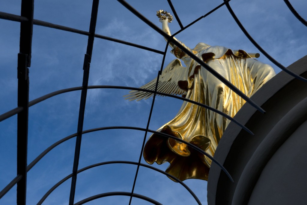 Siegesgöttin Viktoria auf der Berliner Siegessäule. Fujifilm X-T1, XF35mmF1.4 R, 1/250 s, F10, ISO 250, Brennweite 14 mm (21 mm nach Umrechnung auf Kleinbildformat)