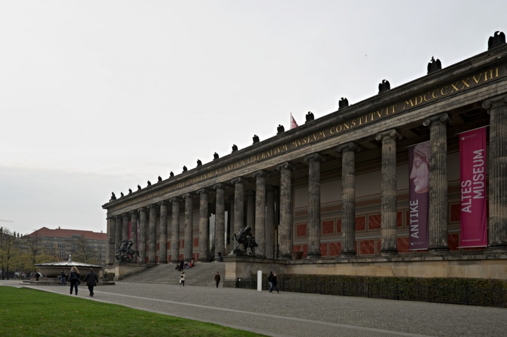 Altes Museum, Berlin. Für die Aufnahme weitläufiger Sehenswürdigkeiten wählen Sie lieber einen größeren Bildwinkel. Fujifilm X-T1, XF14mmF2.8 R, 1/180 s, F5.6, ISO 200, Brennweite 14 mm (21 mm nach Umrechnung auf Kleinbildformat). Bearbeitung der zusammenlaufenden Linien im Zoner Studio.