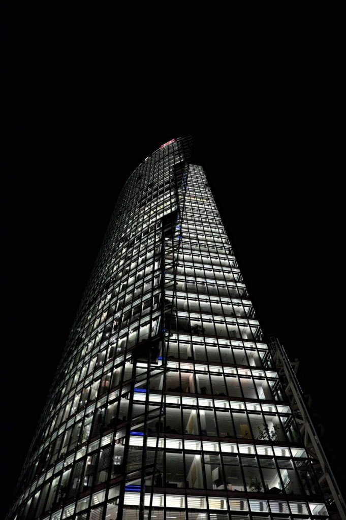 Hochhaus am Potsdamer Platz. Fujifilm X-T1, XF14mmF2.8 R, 1/60 s, F5.6, ISO 4000, Brennweite 14 mm (21 mm nach Umrechnung auf Kleinbildformat)