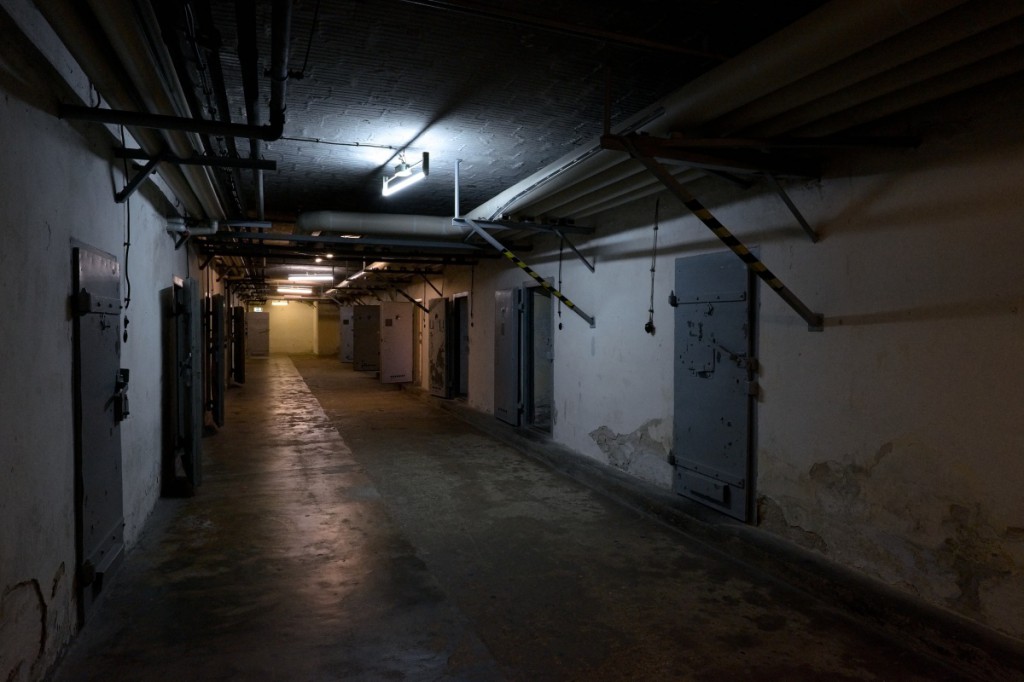 Gang des ehemaligen sowjetischen Untersuchungshaftanstalt Hohenschönhausen. Fujifilm X-T1, XF14mmF2.8 R, 1/30 s, F8.0, ISO 3200, Brennweite 14 mm (EQ35 mm: 21 mm)