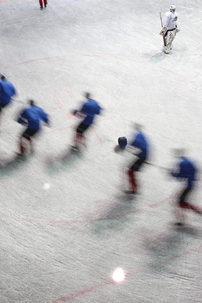 Trainierende Eishockeyspieler, aufgenommen mit Bewegungsunschärfe. Foto: Majo Elias.