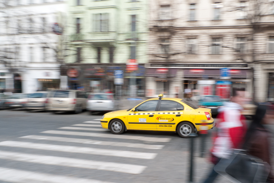 Panasonic Lumix DMC-LX3, 1/30 s, F8, ISO 80, Brennweite 5,1 mm (Äquivalent 24 mm). Bewegungsdarstellung anhand von Panning (Schwenken). Das Objektiv verfolgt während der Belichtung fließend die Bewegung des Fahrzeugs. Das erscheint im Vergleich zur Umgebung relativ scharf.