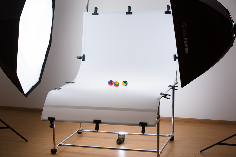 Szene mit Fototisch und drei Lichtern.