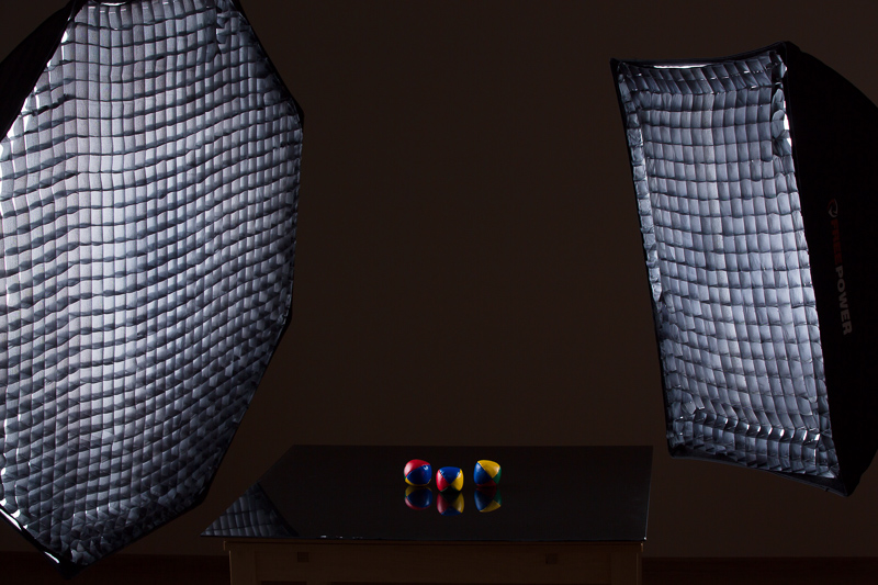 Mit Schirm-Softbox Rastern verhindern Sie die Lichtstreuung an die Wände.