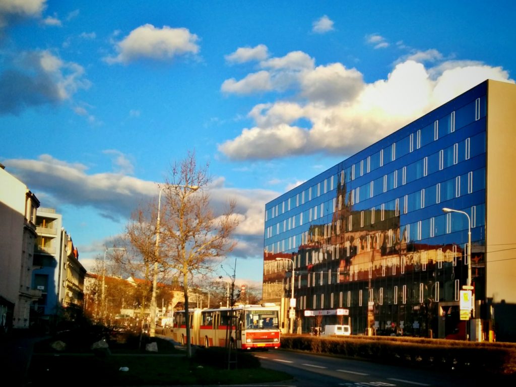 Blick vom brünner Zoner-Sitz auf das gegenüberliegende Gebäude. Eine gewisse kreative Fotoidee ist ersichtlich.