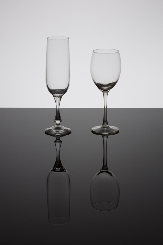Gläser auf schwarzem Glas. 