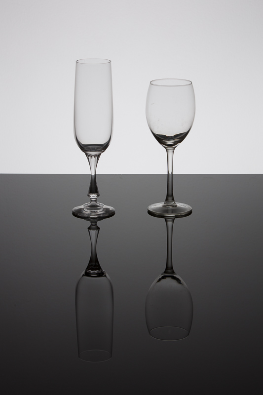 Gläser auf schwarzem Glas.