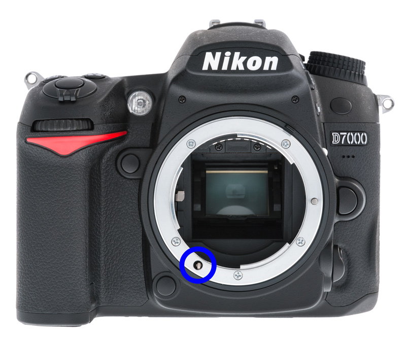 Ein Nikon D7000 mit blau gekennzeichneter Achse zur Bezeichnung eines älteren Fokussierungstyps. Quelle Wikipedia.