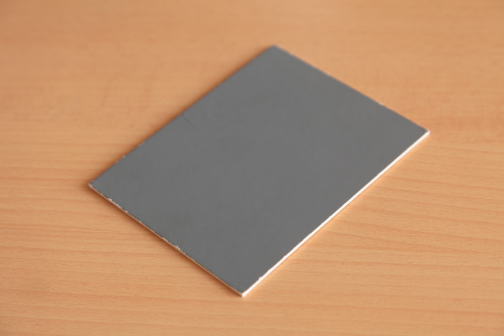 Normale Graukarte in Form einer Papierkarte.