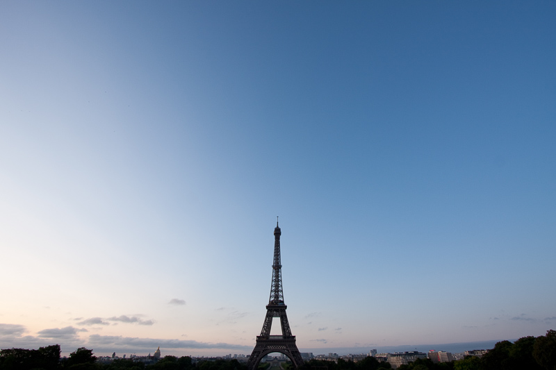 Wolkenloser Himmel über Paris. Canon 40 D, Canon EF-S 10-22/3,5-4,5, 1/20 s, f/8, ISO 800, Brennweite 10mm