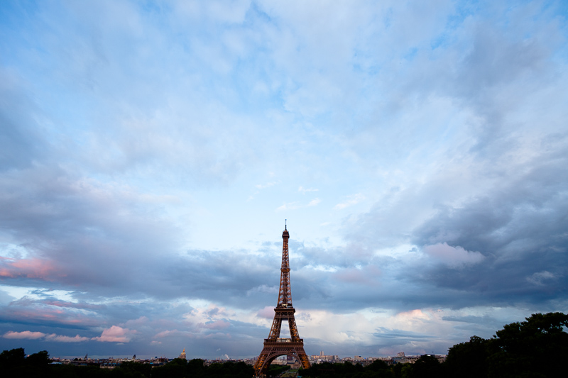 Leichte Wolken über Paris. Canon 40 D, Canon EF-S 10-22/3,5-4,5, 1/25 s, f/4,5, ISO 800, Brennweite 10mm