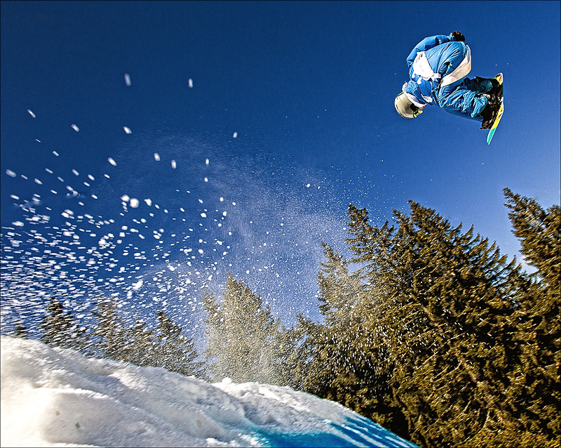 Sprung eines Snowboarders. Aufnahme mit einem 17 mm-Objektiv.