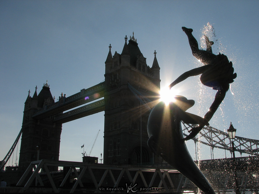 Die Tower Bridge in London mit einer Statue im vorderen Bereich des Bildes. Canon PowerShot S2 IS, 1/1000 s, f/6.3, Brennweite ca. 36 mm