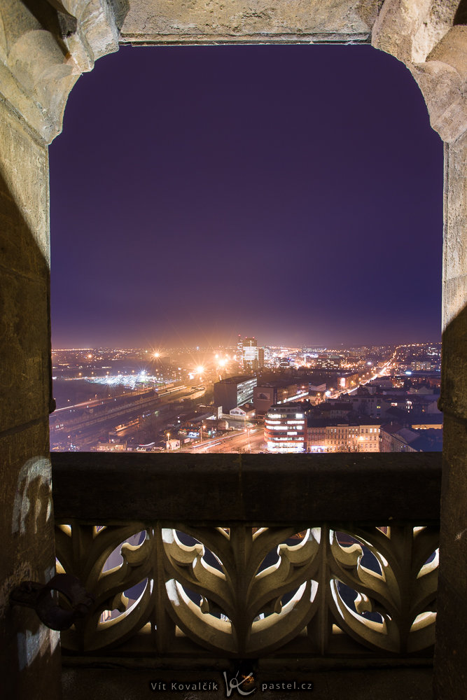 Aufnahme einer Stadt bei Nacht und von einem hohen Aussichtspunkt. Canon 5D Mark III, Canon EF 16-35/2.8 II, 10 s, f/10, ISO 400, Brennweite 16 mm